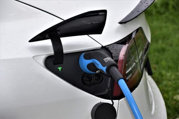 Comment les systèmes de recharge bidirectionnelle transforment-ils l'utilisation des véhicules électriques?