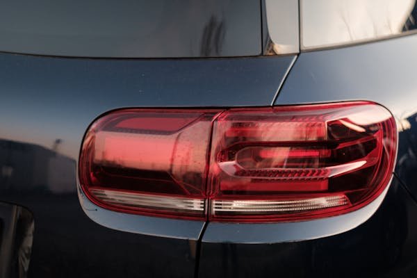 Les films adhésifs : le choix idéal pour votre covering voiture